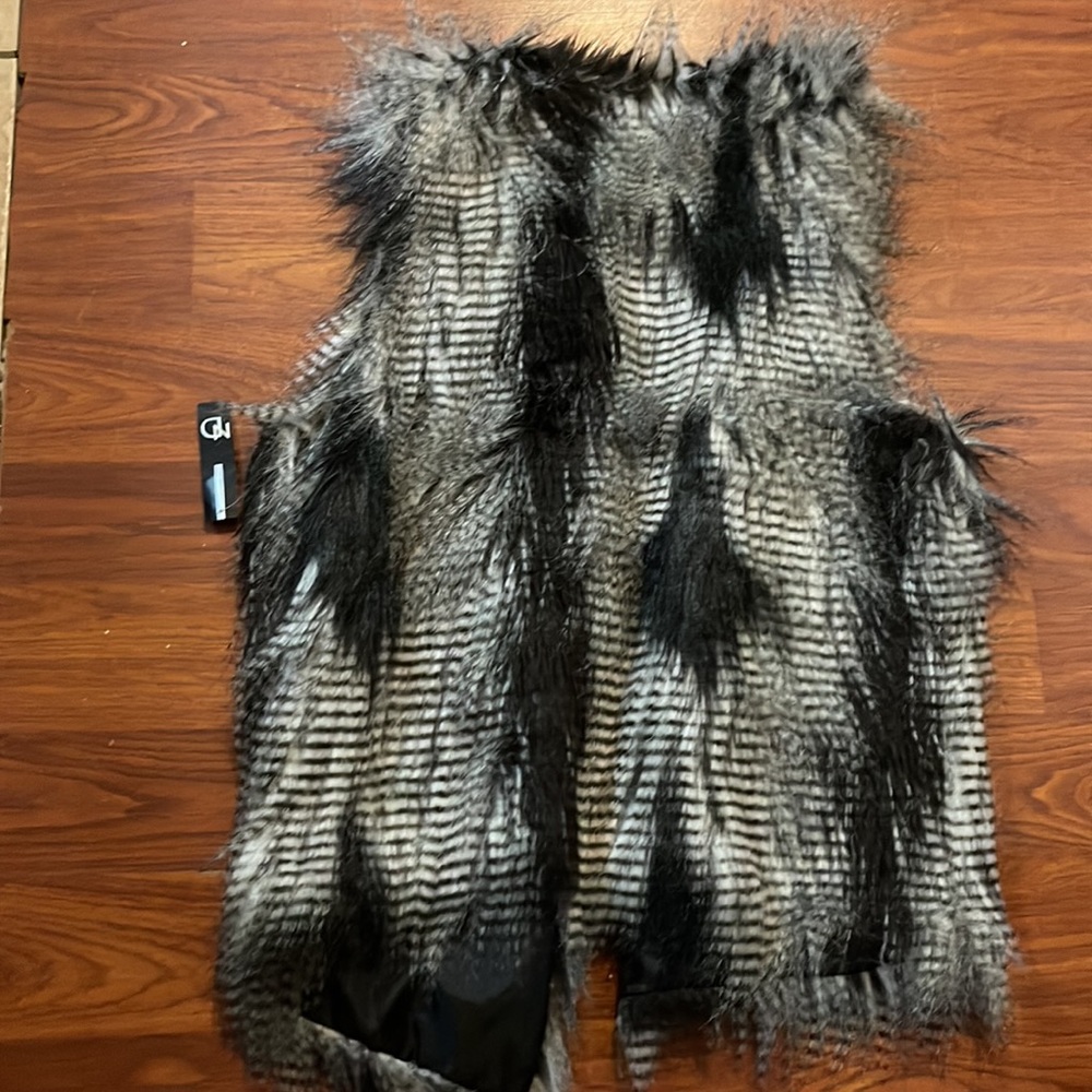 New Addition- NWT- Women’s Fur Vest - Picture 5 of 8